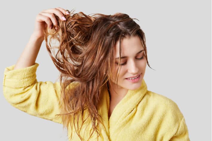 model with wet hair - image 001